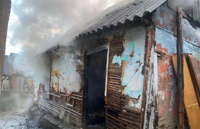 Gorjela stara kuća u Beranama, vatrogasci spriječili širenje vatre