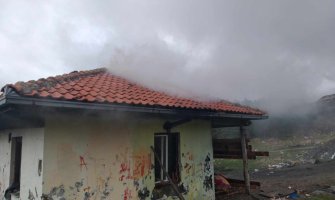 Požar u romskom naselju na Trlici ostavio porodicu bez doma i osnovnih potreba
