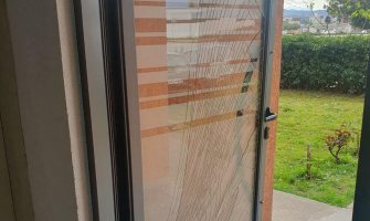 Incident na Bulevaru Stanka Radonjića: Prvo pravio haos ispred zgrade, pa drvenom letvom pretukao penzionera