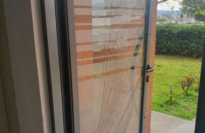 Incident na Bulevaru Stanka Radonjića: Prvo pravio haos ispred zgrade, pa drvenom letvom pretukao penzionera