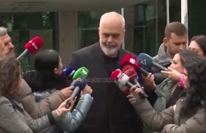 Objavljen snimak: Edi Rama grubo odgurnuo novinarku i otišao sa konferencije