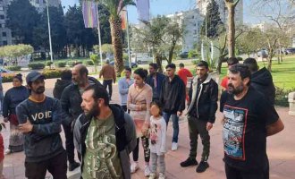 Romske porodice protestuju ispred zgrade Opštine Bar, traže krov nad glavom