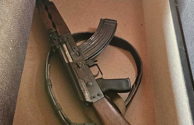 Podgoričanin uhapšen zbog automatske puške i marihuane; U selu Krnjice pronađeno 20 kilograma skanka