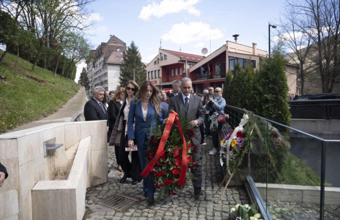 Vućić Popović prisustvovala polaganju vijenca na spomenik stradalim bugarskim učenicima u Bijelom Polju