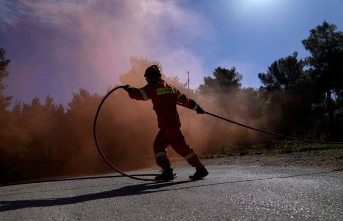 Požar na Kritu: Naređena evakuacija četiri naselja, jedna osoba povrijeđena