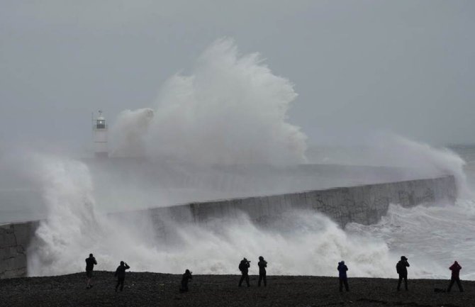 Oluja bijesnila kroz cijelu Englesku: Ulice blokirane, kuće završile u moru