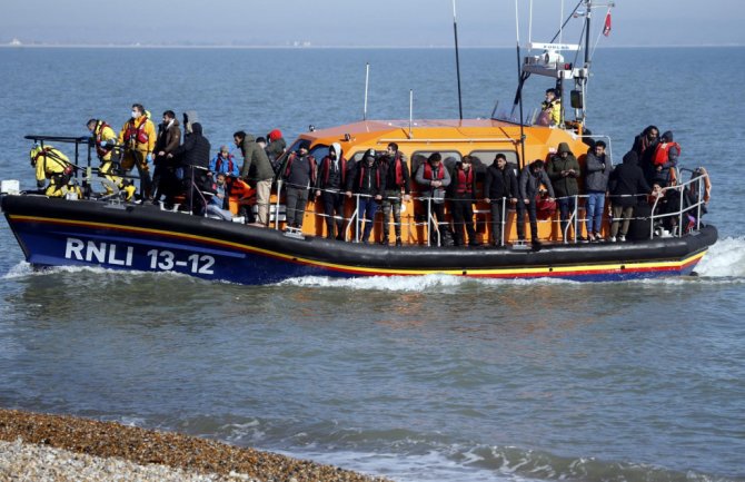 Pet migranata poginulo tokom pokušaja da pređu Lamanš, među njima i dijete