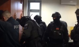 Objavljen snimak hapšenja graničnih policajaca na Božaju