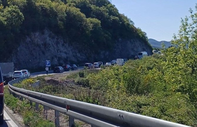 Sudar autobusa i vozila na putu Cetinje-Budva, povrijeđena jedna osoba