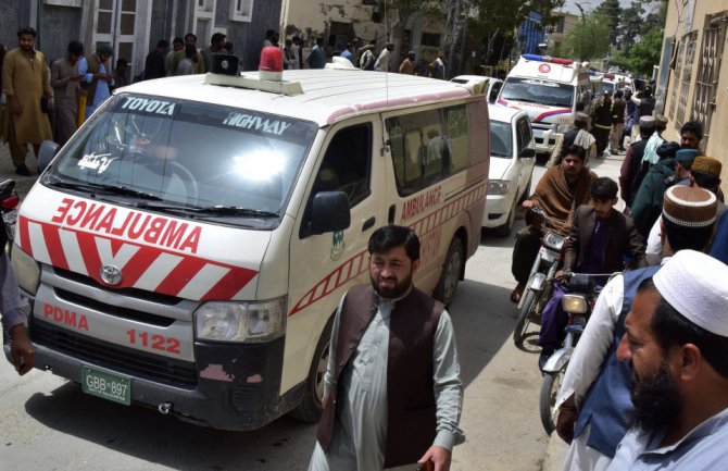 Tragedija u Pakistanu: Najmanje 20 ljudi poginulo kada se autobus survao u jarugu