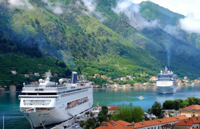 U Kotoru dva kruzera sa preko 6.000 putnika