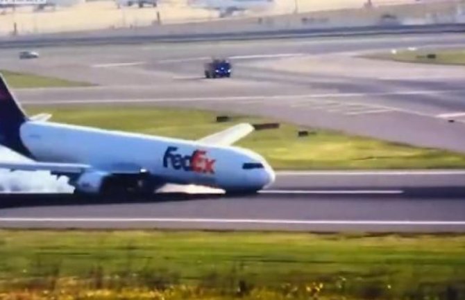 Novi incident sa “boingom”: Avion se zakucao u pistu