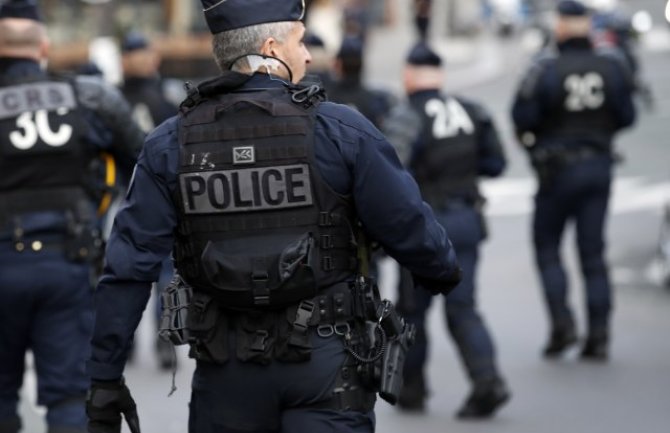 Novi snimak iz Francuske: Auto prvo udario u policijski kombi, a onda je uslijedila pucnjava