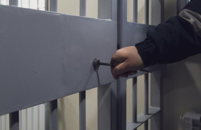 Policajac optužen za napastvovanje maloljetnice vraćen u pritvor