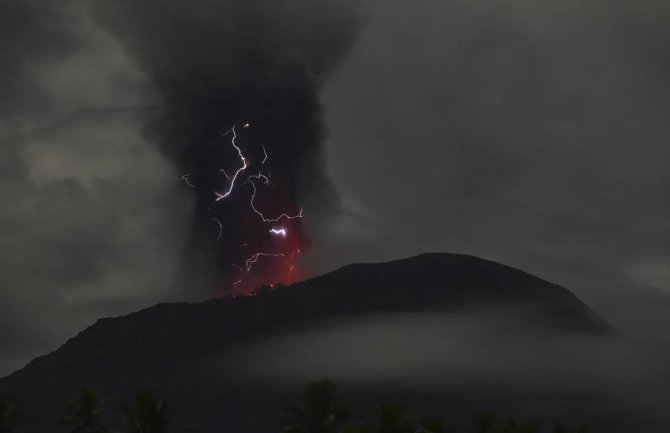 Vulkan Ibu u Indoneziji eruptirao, evakuisani građani okolnih sela