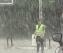 Mlada policajka uprkos jakoj kiši regulisala saobraćaj u centru Podgorice
