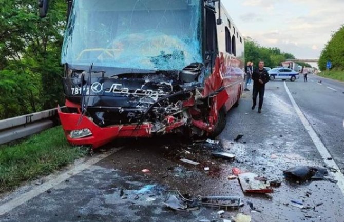 Srbija: Sudar autobusa i automobila, poginuo vozač, 21 osoba povrijeđena