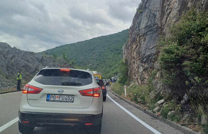 Nezgoda na putu Podgorica – Nikšić, prevrnuo se automobil
