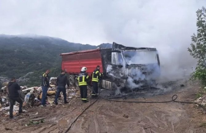 Na Brajićima se zapalio kamion budvanskog Komunalnog preduzeća, nema povrijeđenih