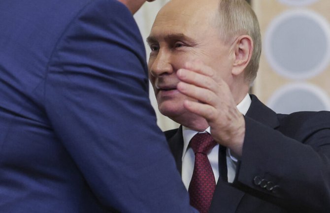 Dodik krenuo poljubiti Putina tri puta, ali je Putinu jedanput bilo dovoljno