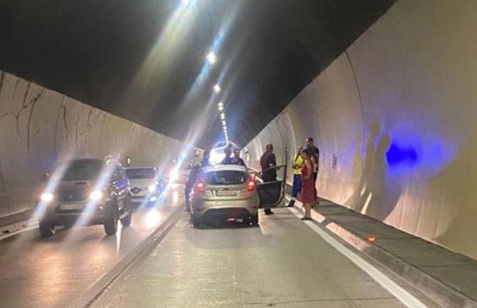 Tunel Sozina: Udes tri vozila, jedan od vozača napustio mjesto nezgode