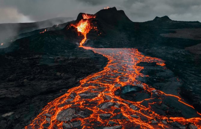  Lava iz vulkana na Islandu se izlila na put, vatrogasci pripravni