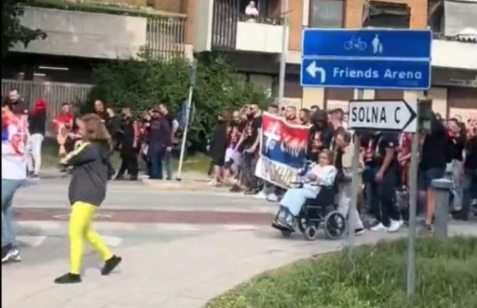 Navijači Srbije ponovo poslali lošu sliku u svijet: Ulicama Štokholma skandirali ime ratnog zločinca