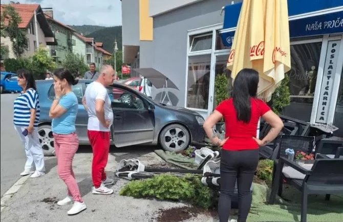 Sudar dva automobila u Pljevljima: Jedno vozilo završilo u bašti kafića