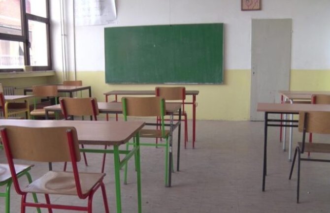 Beograd: Majka učenika pretukla nastavnicu – lupala joj glavu o pod i šutirala!
