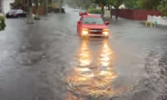 Vanredno stanje na Floridi: Kuće i automobili pod vodom