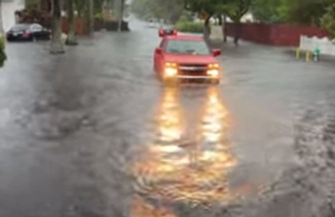 Vanredno stanje na Floridi: Kuće i automobili pod vodom