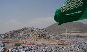 Muslimanski hodočasnici okupljaju se na svetom mjestu, planini Arafat