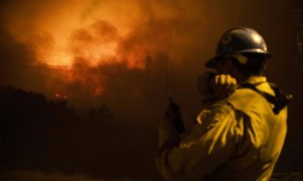 Širi se požar kod Los Anđelesa, evakuisano više od hiljadu ljudi