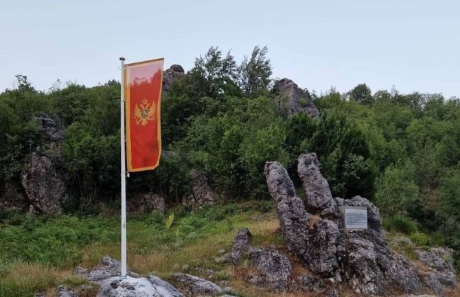 Đurašković: Od danas i na mjestu belvederskih demonstracija ponosno vijori naša zastava