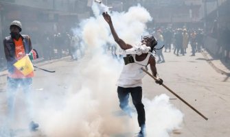 Haos u Keniji: Demonstranti zapalili zgradu parlamenta, policija puca po ljudima