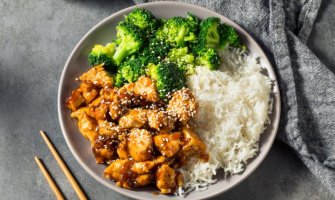 Piletina sa rižom i brokolijem ljetnji ručak pun proteina