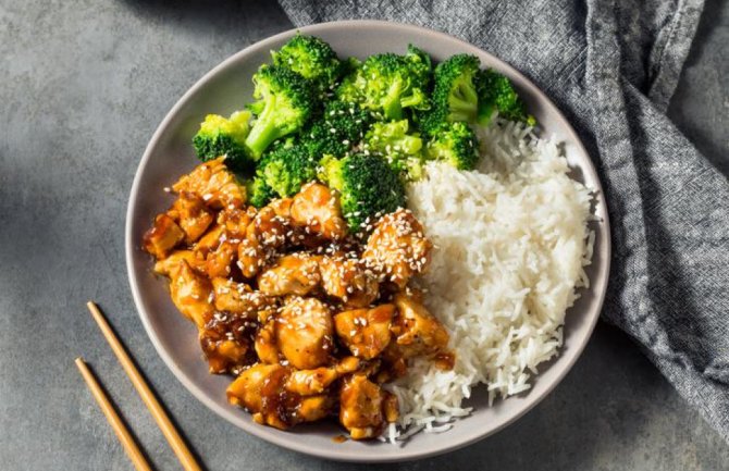 Piletina sa rižom i brokolijem ljetnji ručak pun proteina