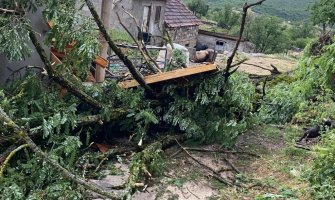  Nevrijeme kod Nikšića: Olujni vjetar oštetio krovove kuća, čupao drveća