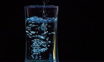 Gazirana voda uzrokuje kamen u bubregu?