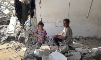 Djeca u Gazi skupljaju vodu i hranu i do osam sati dnevno