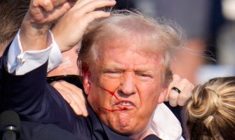 Američki fotograf uhvatio trenutak kada je metak išao prema Trampovoj glavi