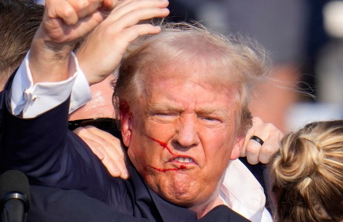 Američki fotograf uhvatio trenutak kada je metak išao prema Trampovoj glavi