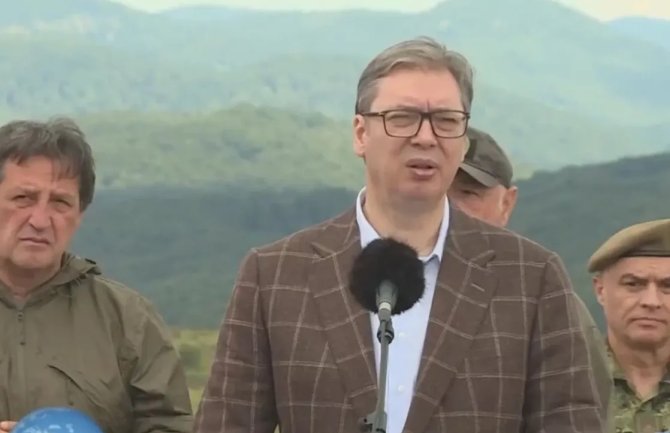 Vučić nervozno stajao ispred vozila Scholza, a mikrofon uhvatio komentar
