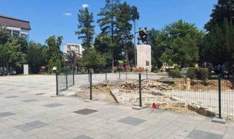 Stranke pravde i pomirenja: Po nalogu Bošnjačke stranke popločani mezarevi na trgu u Bijelom Polju