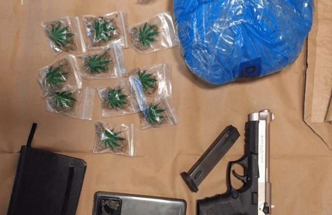 U Tivtu jedna osoba uhapšena, protiv dvije podnijete krivične prijave: Pronađeni marihuana i pištolj