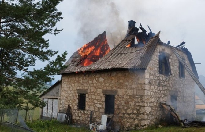 Grom zapalio kuću na Žabljaku