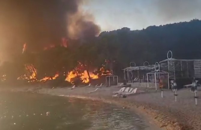 Veliki požar kod Trogira, gori blizu kuća i plaža 