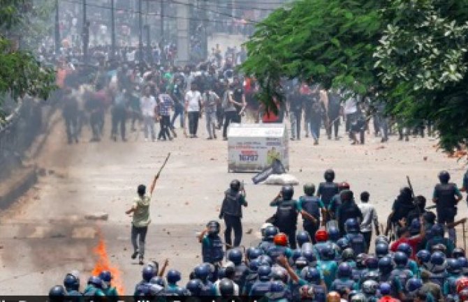 Na protestima u Bangladešu povrijeđeno najmanje 300 policajaca