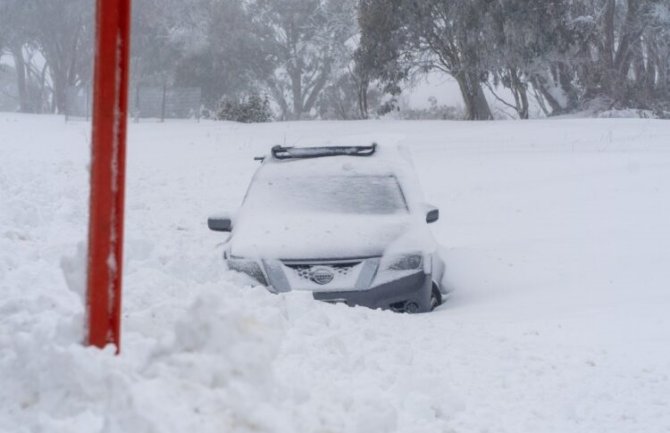 Pola metra snijega palo u Australiji, ali tu nije kraj (VIDEO)