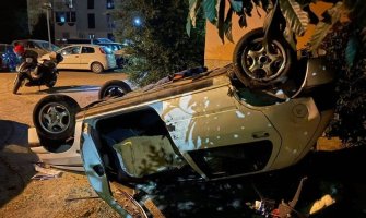 Grupa mladih u Kotoru demolirala automobil, pa ga prevrnula na krov